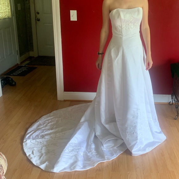 Beautiful Strapless Wedding Gown - Picture 2 of 10